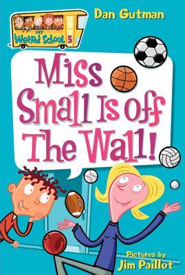 ¡Miss Small está fuera de la pared!