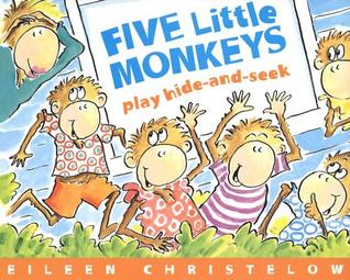 Cinco monos pequeños juegan al escondite