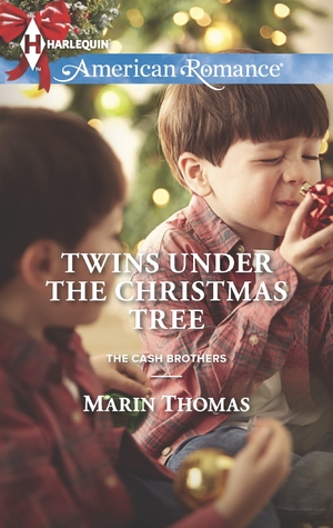 Gemelos bajo el árbol de Navidad