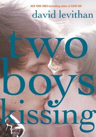 Dos muchachos que se besan