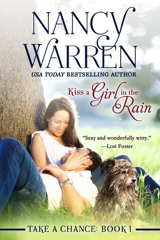 Besa a una chica bajo la lluvia