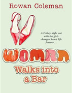 La mujer camina en una barra