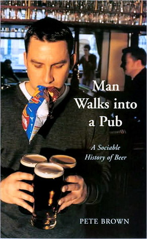 El hombre camina en un Pub