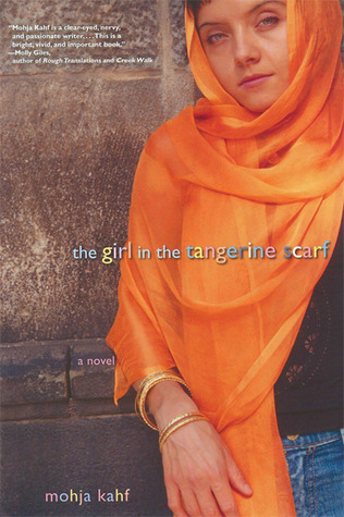 La niña en la bufanda de mandarina
